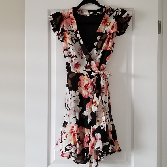 🌷3/$20 Miami wrap dress - Picture 2 of 5